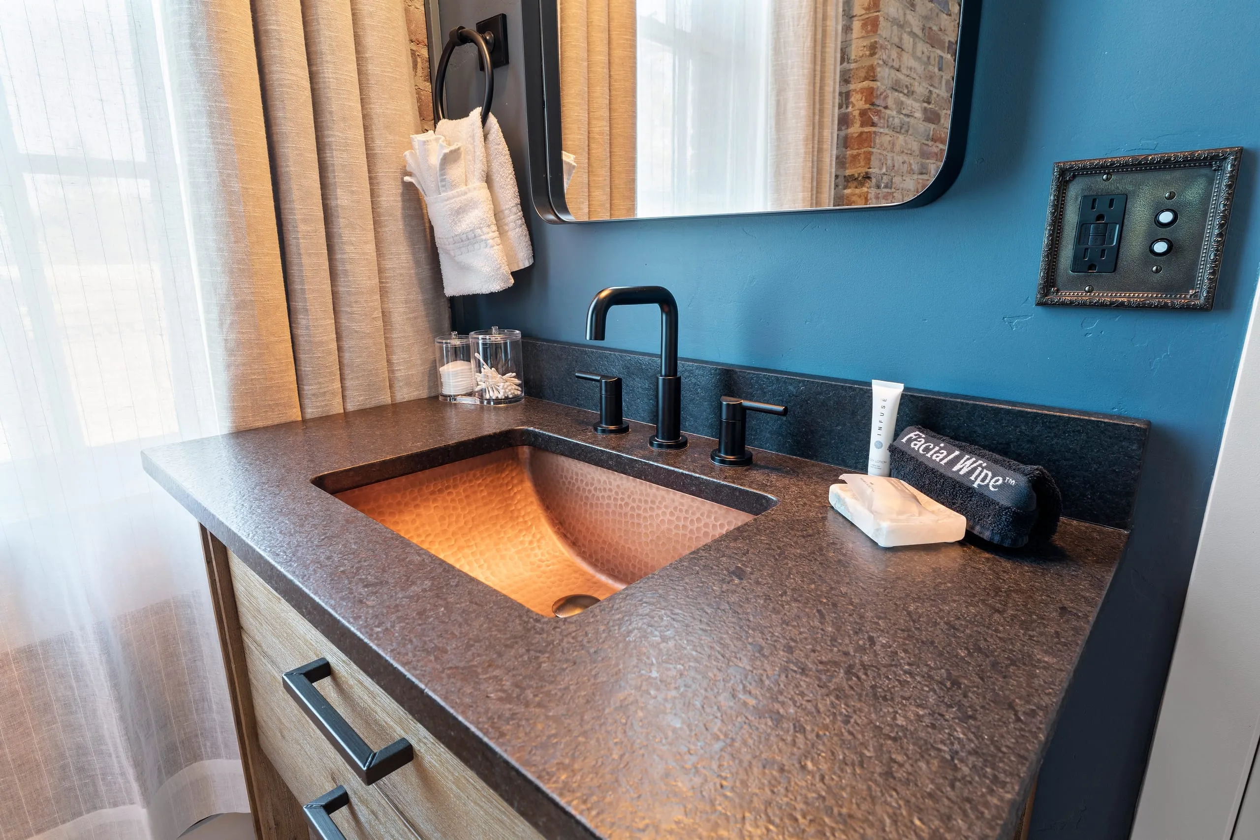 Room #1, photograph 5 of 11