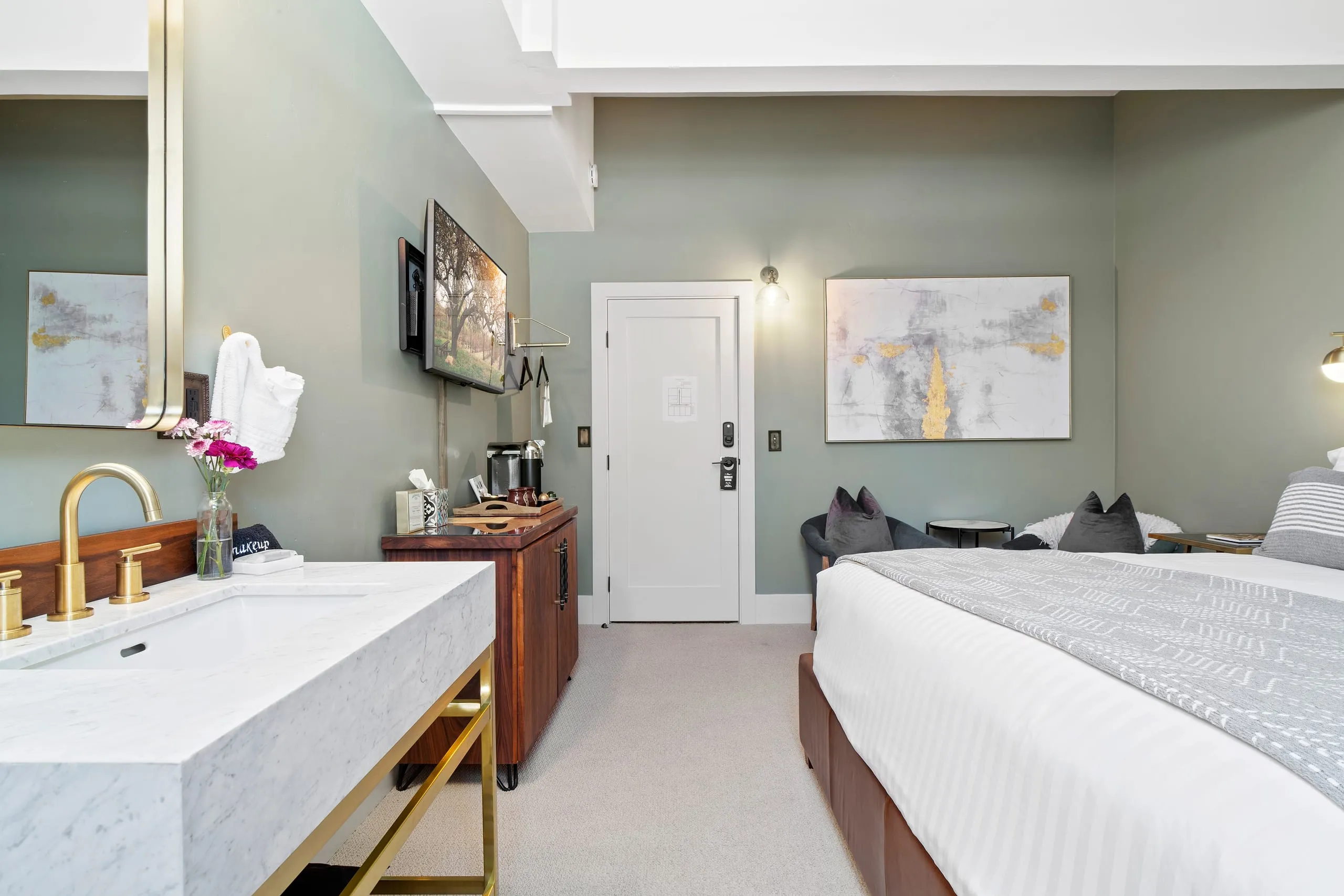 Room #4, photograph 3 of 7