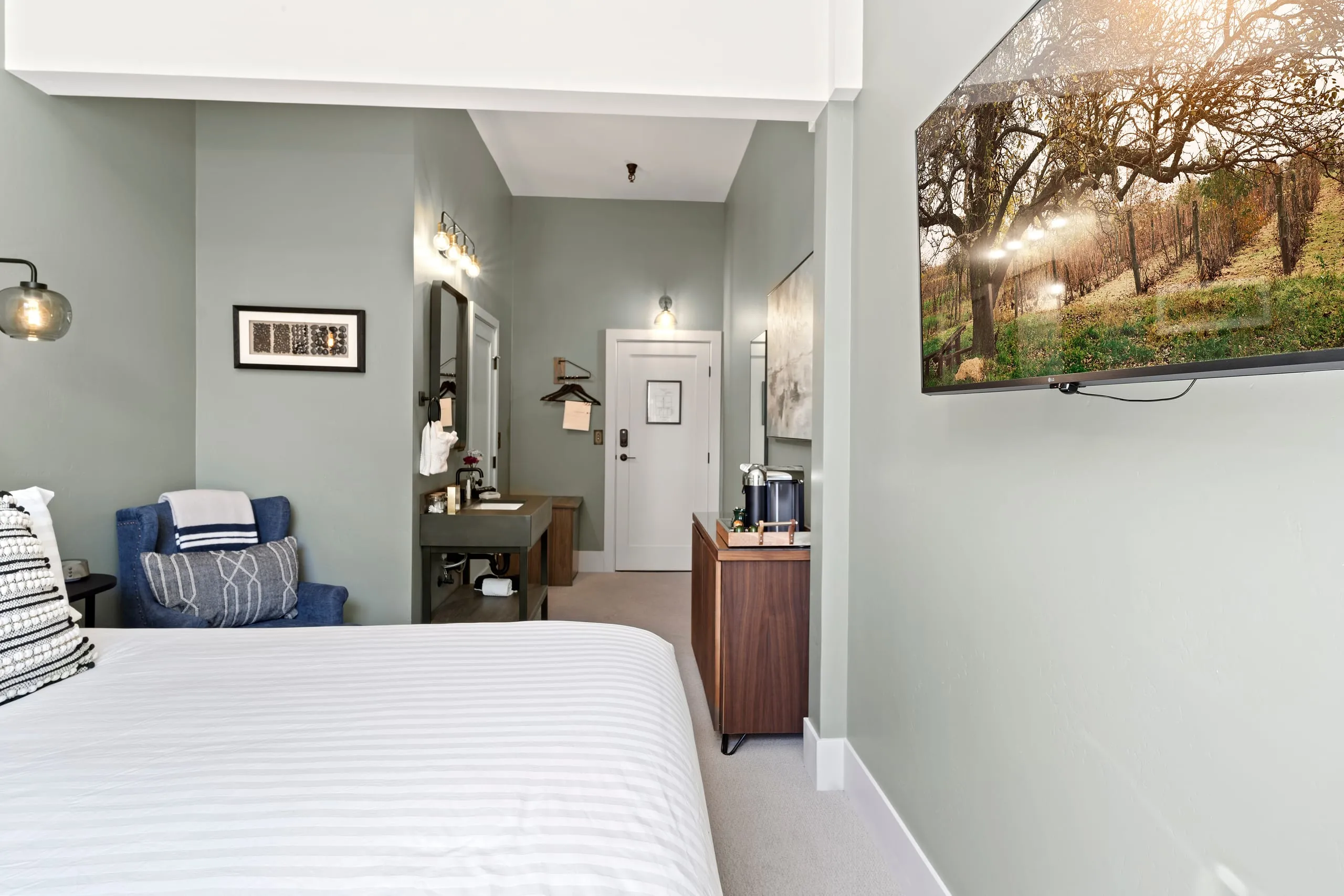 Room #6, photograph 3 of 8
