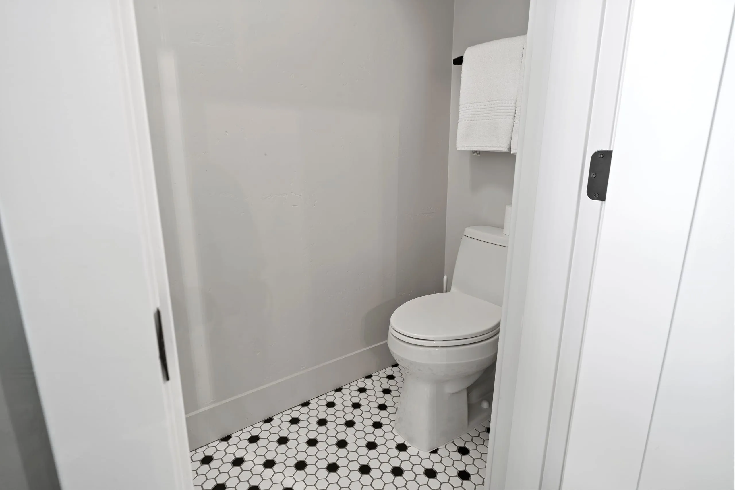 Room #6, photograph 5 of 8