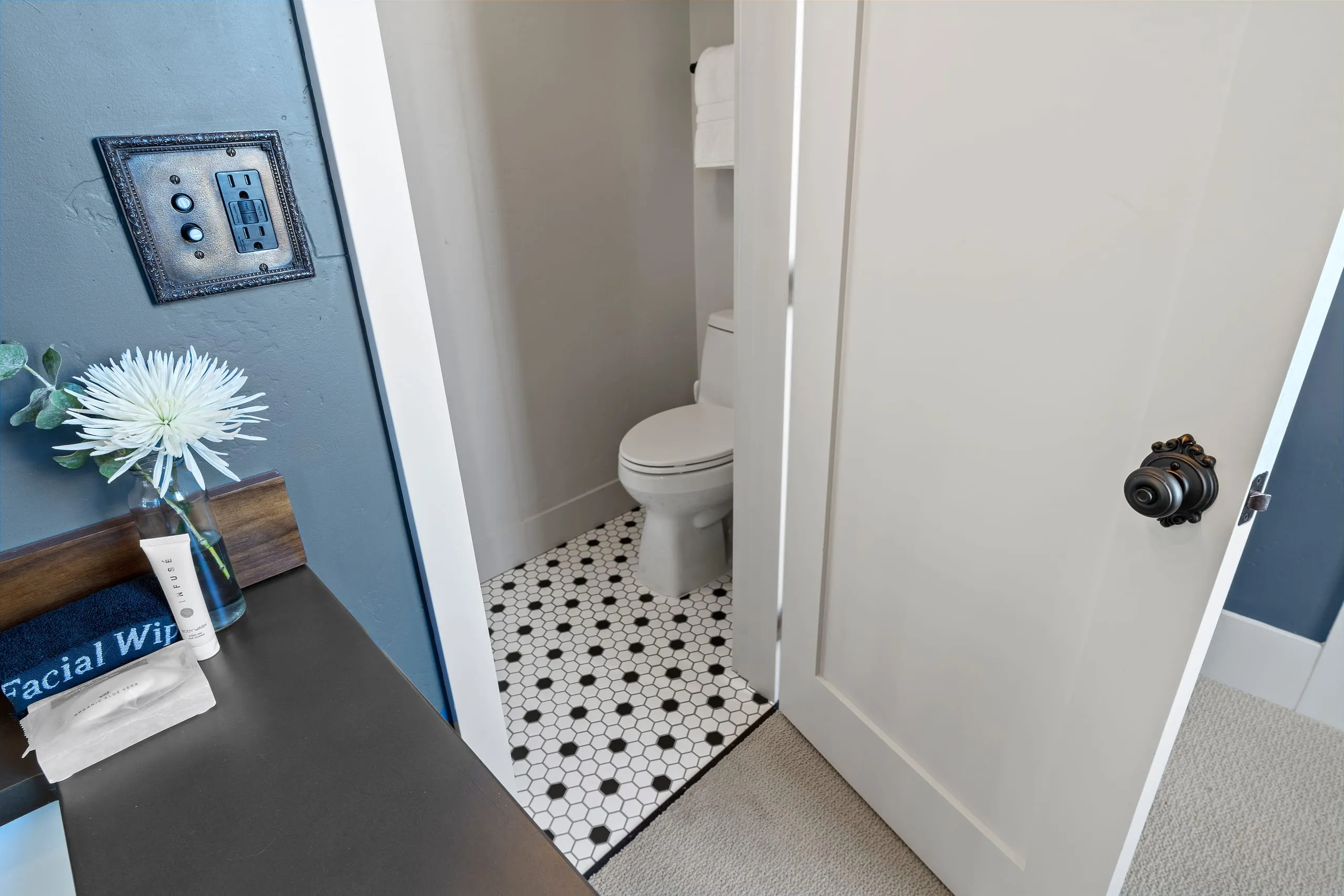 Room #8, photograph 7 of 8